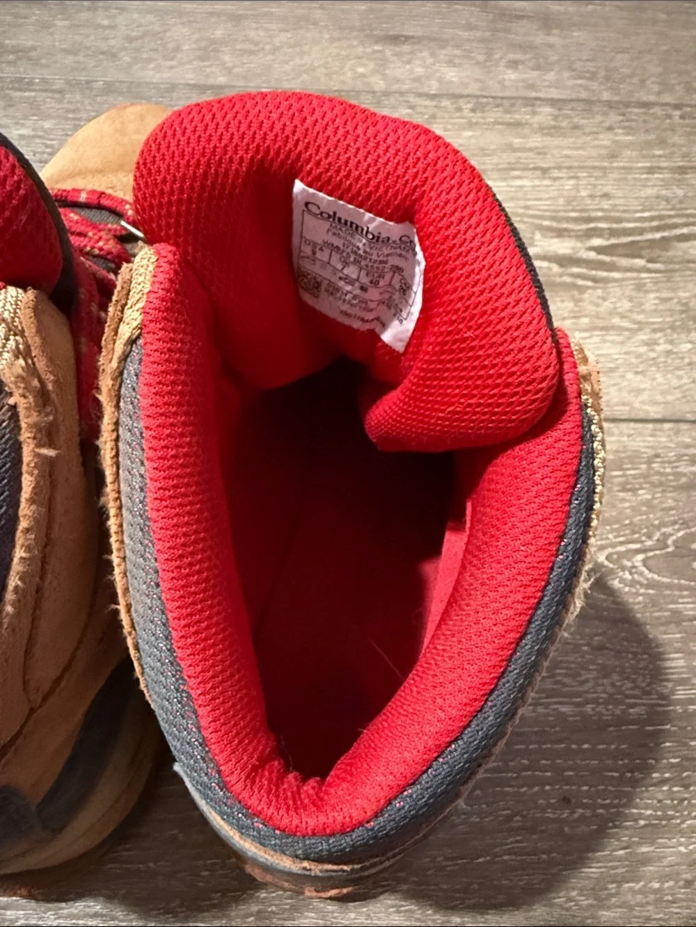 Columbia women’s Tan Suede Hiking Boots with Red Laces
